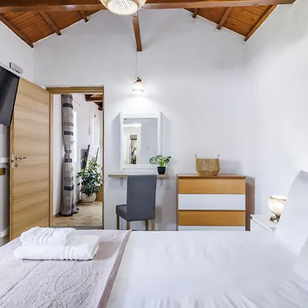 Riginos Garden House *